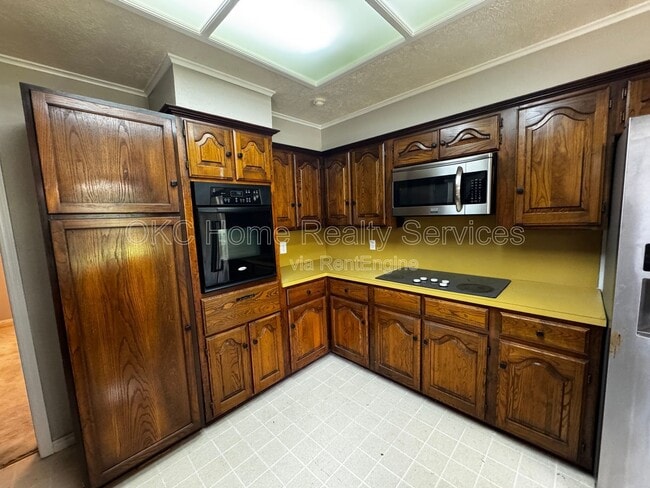 Building Photo - 6300 Brookside Dr
