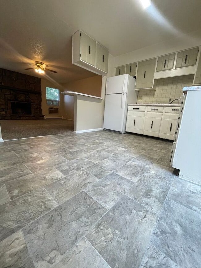 Building Photo - 2 Bed 1 Bath Apartment MOVE IN SPECIAL: $5...