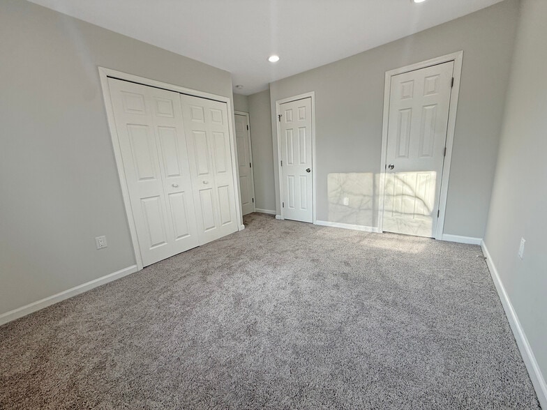 Room 2 - 1344 Barnaby Ter SE