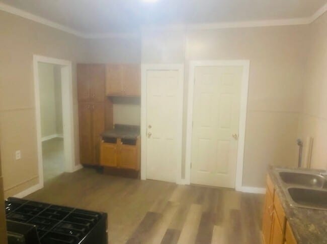 Building Photo - 362 9th St