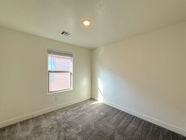 Building Photo - 4 Bed, 2.5 Bath home with 2 Car Garage
