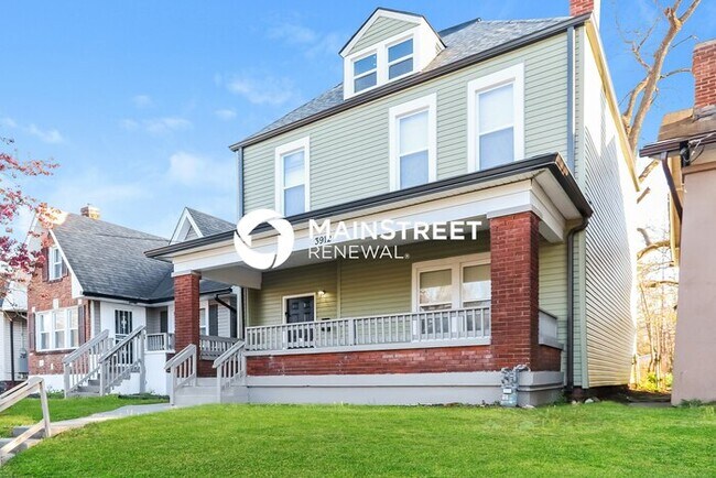 Building Photo - 4 Bedroom Pet-Friendly Home in Louisville, KY with Main Street Renewal