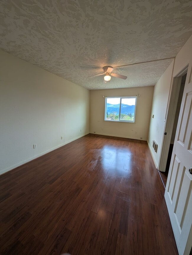 Building Photo - 1 Bedroom 1 Bath | White Salmon, WA