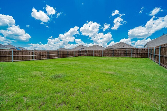 Building Photo - Stunning 4-bedroom, 3-bathroom home locate...