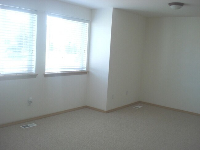 Building Photo - Beautiful 4 Bedroom Home on a Corner Lot i...