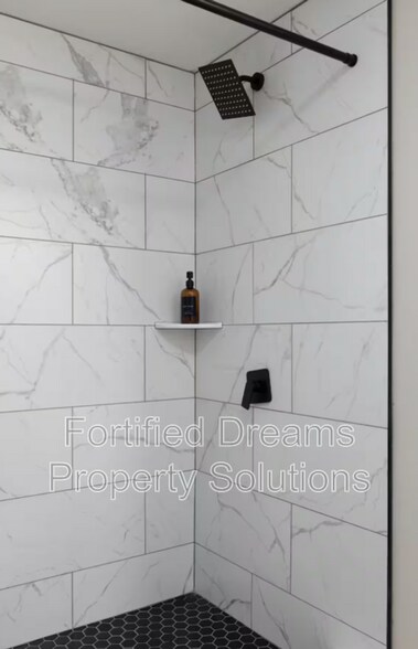 Building Photo - 913 Hutton St