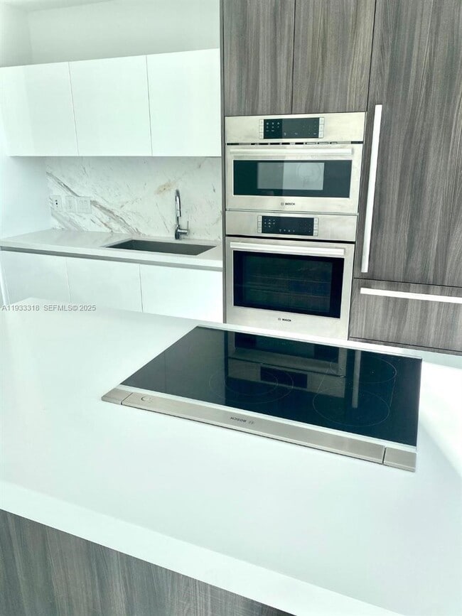 Building Photo - 851 NE 1st Ave