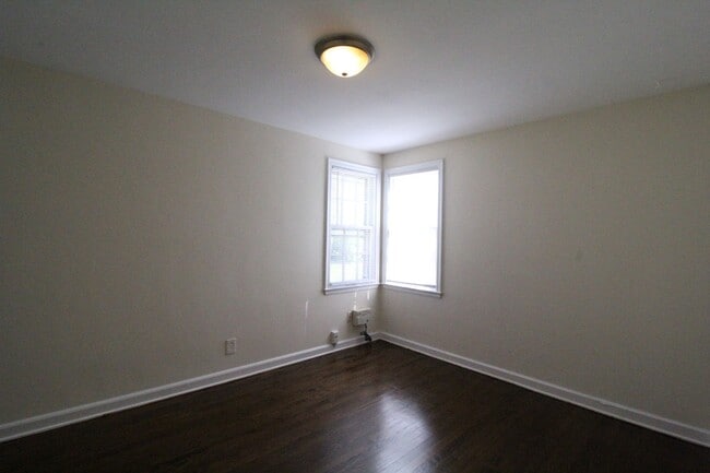 Building Photo - One Bedroom Duplex in North Kansas City