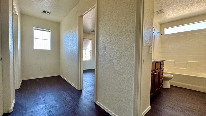 Building Photo - 1221 E Chambers St