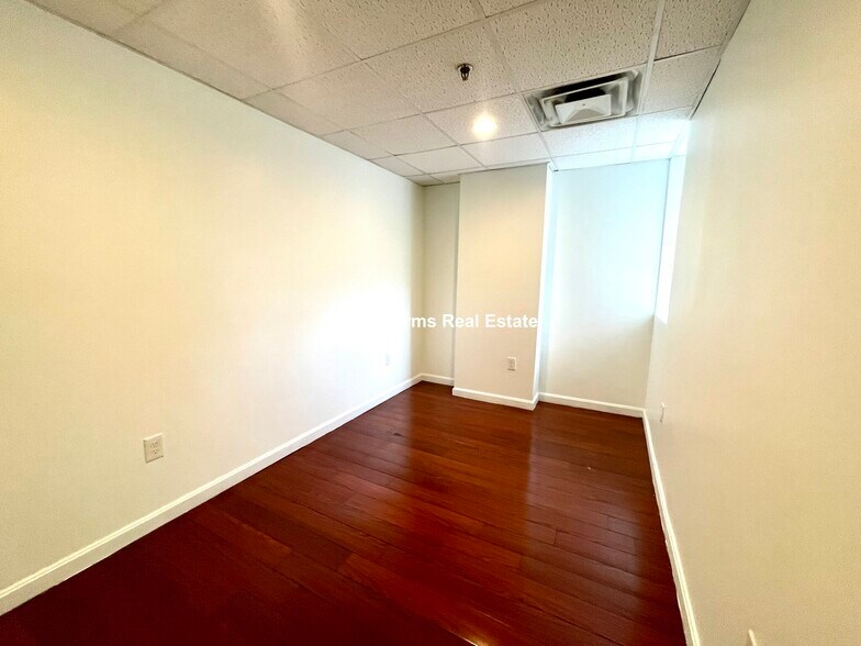 Building Photo - 72 Kneeland St