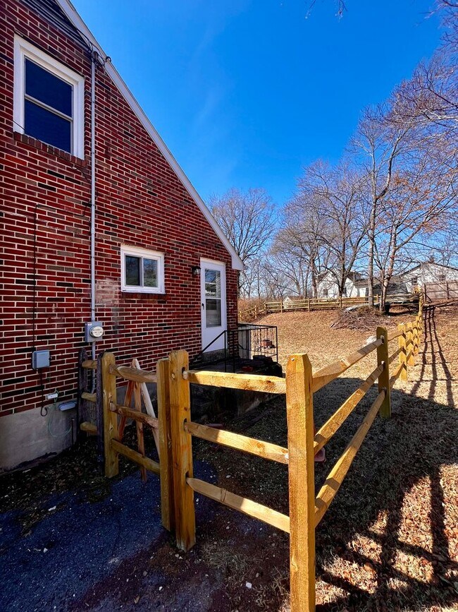 Building Photo - 4 Bed Single Family Home Available Now!
