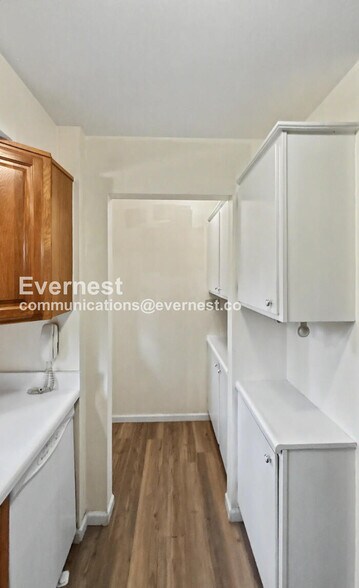 Building Photo - 2324 Woodbrook Cir N