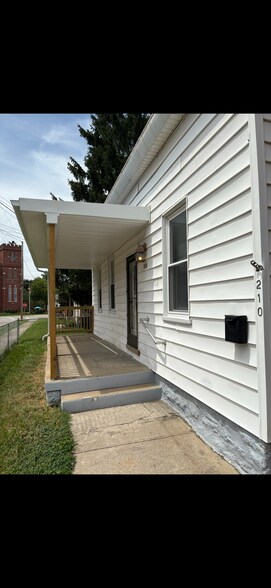 Building Photo - 210 Maple St