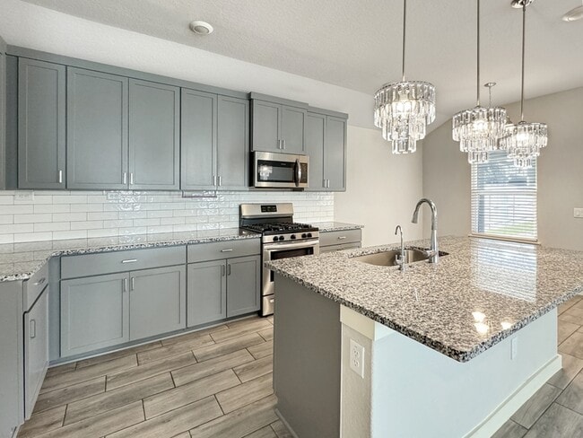 Building Photo - 736 Ft Leonard