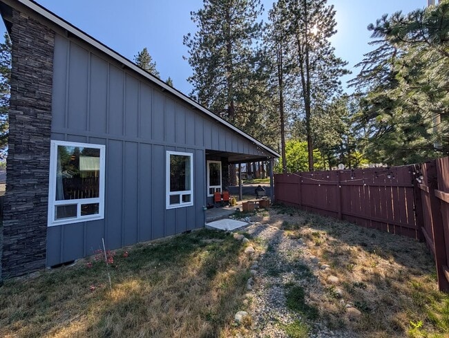 Building Photo - Newer contemporary home right downtown, al...