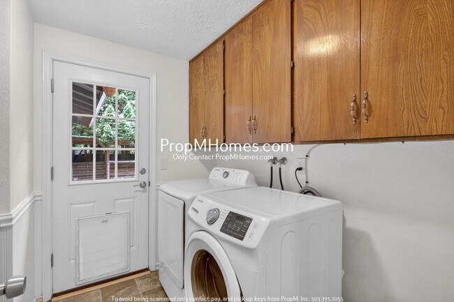 Building Photo - Three Bedroom Escape in Oregon City!