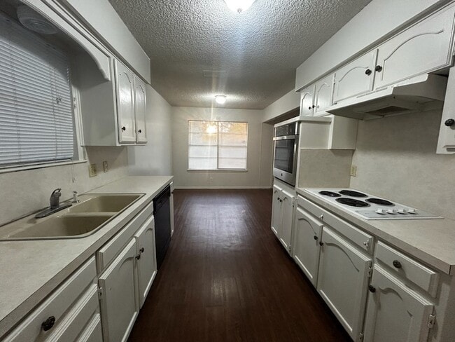 Building Photo - 2716 Sibley Dr