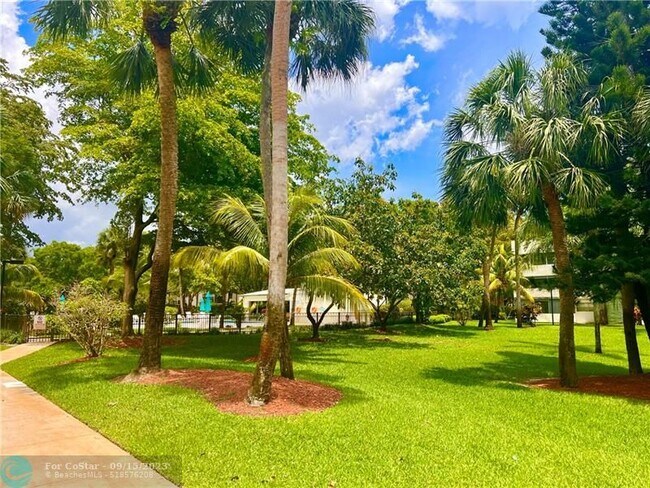 Building Photo - 5155 E Sabal Palm Blvd