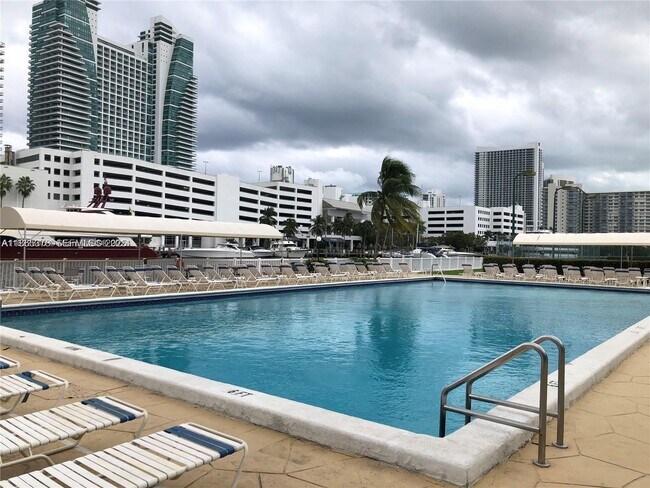 Building Photo - 400 Leslie Dr