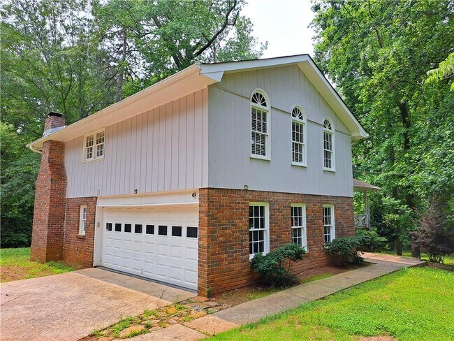 Building Photo - 844 Chandler Dr SW