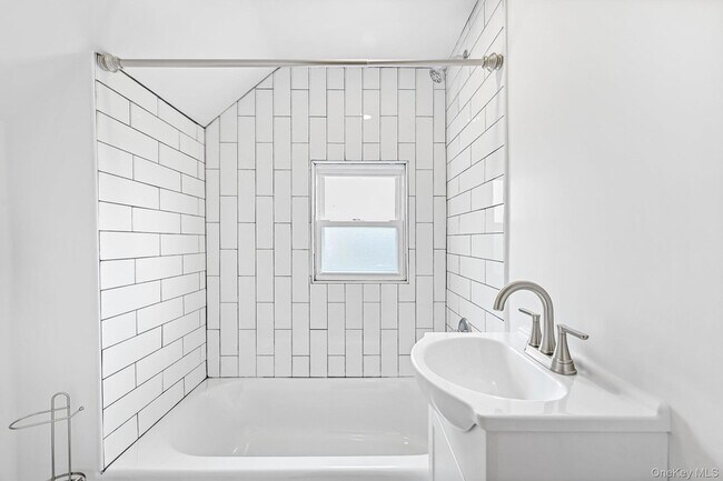 Building Photo - 12 Thomas Pl