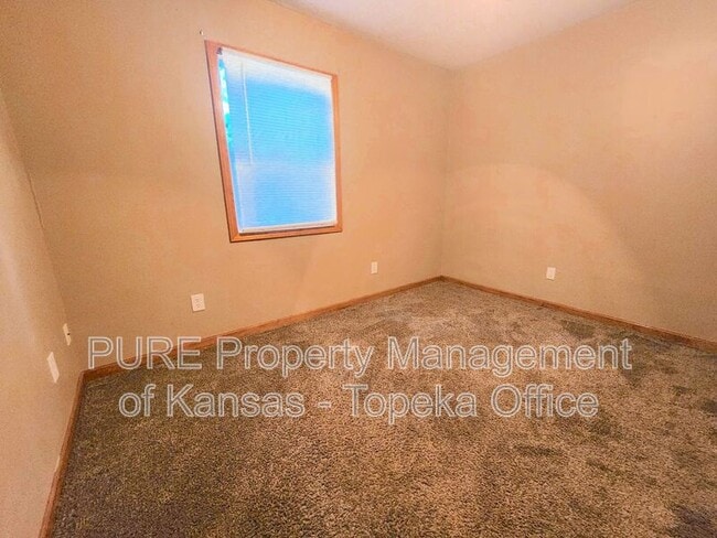 Building Photo - 751 SE Pinecrest Dr