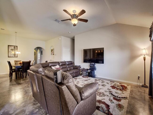 Building Photo - 1096 Twin Estates Dr