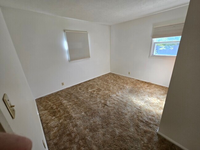 Building Photo - 835 E Edwards Ave