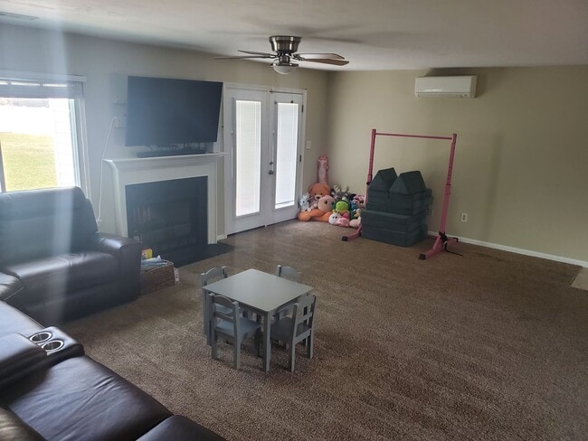 Building Photo - Deep Creek