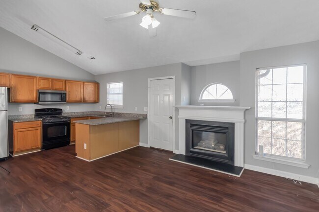 Building Photo - Spacious Home in Prime Location