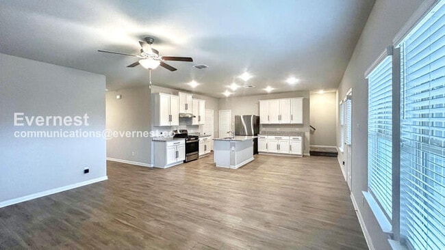 Building Photo - 5 Bed / 2 Bath Home with Fenced Yard & Garage / Pet-Friendly / Vouchers Accepted / Available Now!...