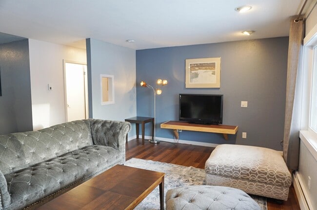 Building Photo - 1020 Friendly Ln