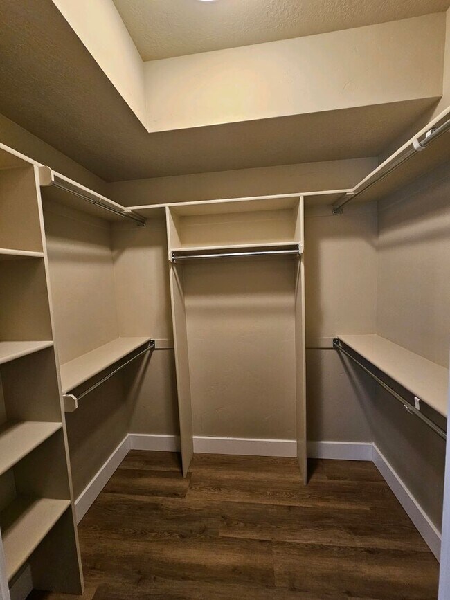 Building Photo - GORGEOUS Downtown Unit!!!