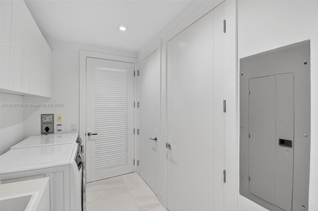 Building Photo - 18501 Collins Ave