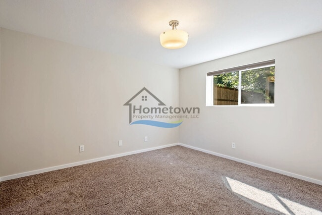 Building Photo - 3 Bedroom 2 Bath home with unique charm right off of 15th in Coeur d'Alene!