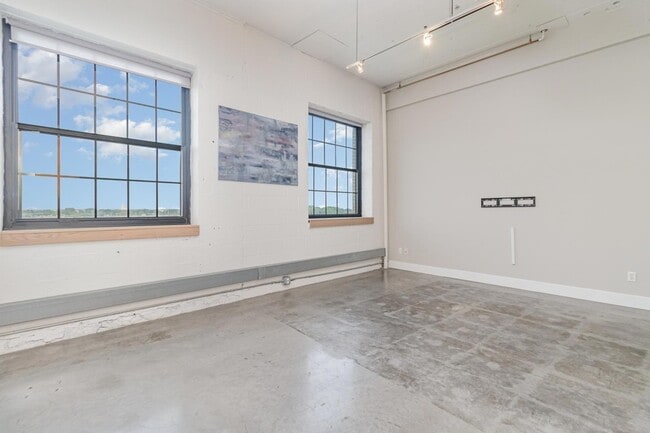 Building Photo - 730 Stinson Blvd NE