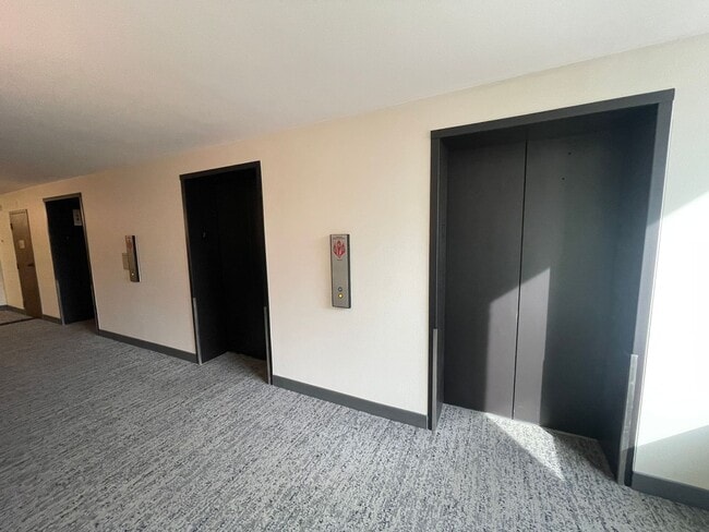 Building Photo - Location is as Good as it Gets!