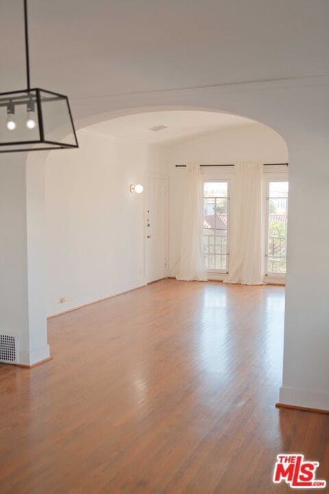 Building Photo - 466 1/2 N Gardner St