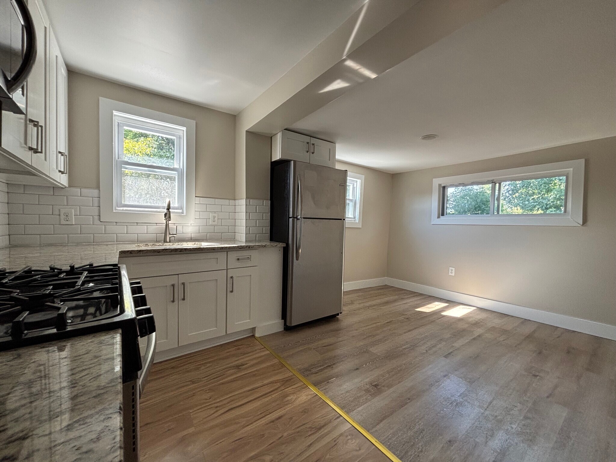 Building Photo - 355 River Dr