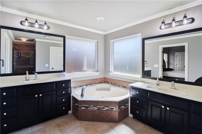 Building Photo - 4 NE Dawn Hills Dr