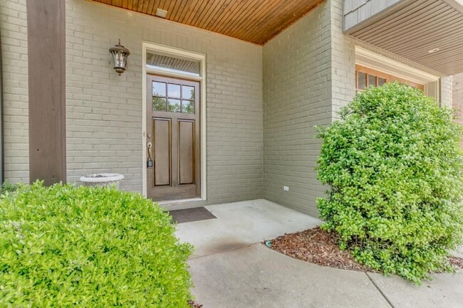 Building Photo - 2800 Belle Chase Ln