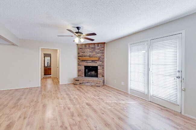 Building Photo - 528 Essex Pl