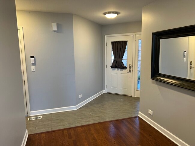 Building Photo - 2004 N Silver Lake Rd