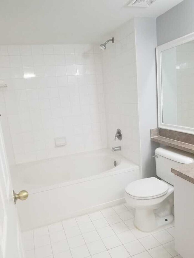 Building Photo - Bldg 8- Uni 206- Spacious 1bed/1bath-2nd f...