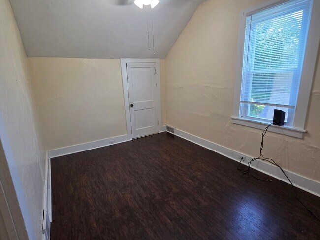 Building Photo - 313 Rinne St