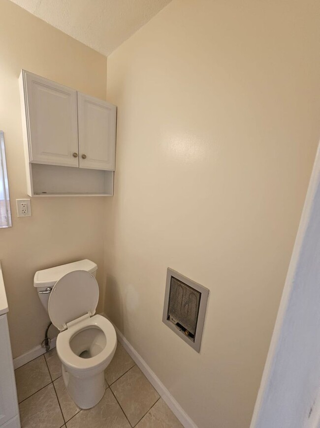 Building Photo - 2 Bedroom Unit