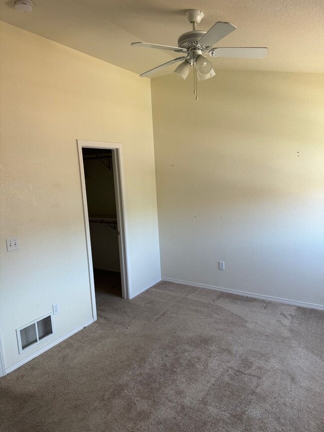 Building Photo - Beautiful 3-Bedroom 2.5 Bathroom in Briarg...
