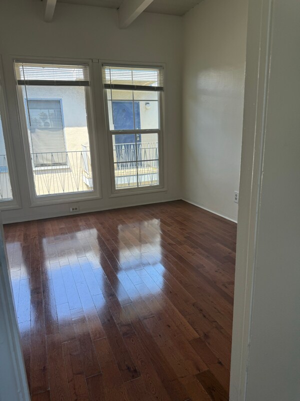 Building Photo - 1909 Beachwood Dr