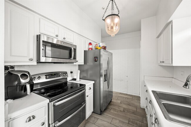 Building Photo - 810 Augusta Dr