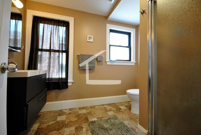Building Photo - Beautiful, Spacious, Condo Quality 5 bed/2 Bath on Woodstock Ave in Brighton.  Students Welcome!